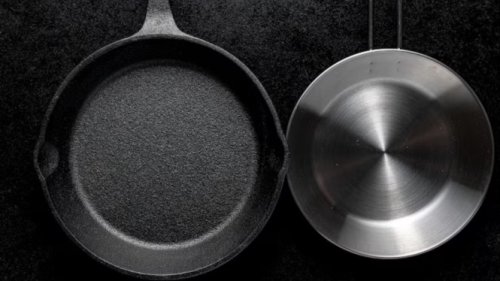 1. Simpan Teflon Terpisah dari Alat Masak Lain yang Tajam atau Berat, 2. Gunakan Pelapis Antara Teflon Jika Harus Ditumpuk, 3. Gantung Teflon di Rak Khusus atau Pengait Dinding, 4. Pastikan Teflon Benar-Benar Kering Sebelum Disimpan, 5. Hindari Menaruh Barang di Atas Teflon, 6. Simpan di Tempat Sejuk dan Tidak Lembap, Tips Menyimpan Teflon agar Tidak Tergores dan Tetap Awet, Hindari Disusun Sembarangan!