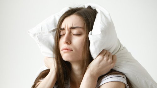 Wajah Kusam Karena Kurang Tidur? Ini 5 Produk Makeup Penyelamat Pagi Kamu!