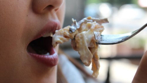 Sering Makan Berlebihan saat Libur Nataru? Ini Cara Menjaga Pencernaan Tetap Sehat