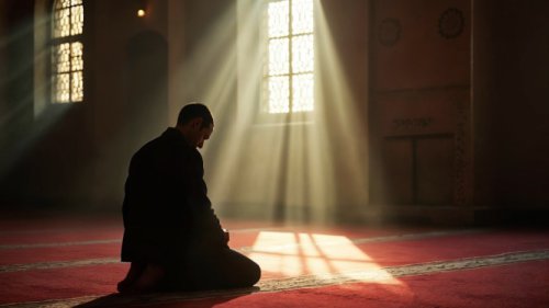 Alasan Mengapa Doa Kita Belum Juga Dikabulkan oleh Allah, Ini Penjelasan Menenangkan Ustaz Adi Hidayat