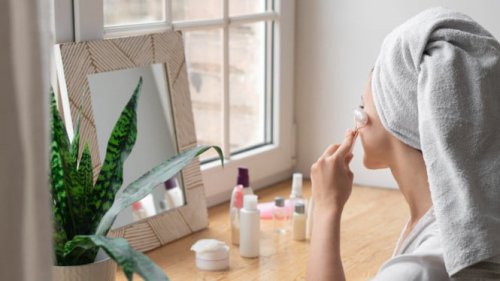 Kenapa Kulit Jadi Kusam Setelah Lembur dan Kurang Tidur?, Langkah 1: Fokus ke Skin Barrier Dulu, Langkah 2: Lakukan Facial Massage Ringan, Langkah 3: Kembalikan Hidrasi dengan Toner dan Masker, Langkah 4: Tidur Cukup adalah Skincare Paling Ampuh, Langkah 5: Rutinitas Minimalis Tapi Efektif, Kulit Kusam Setelah Seminggu Lembur? Ini Skincare Recovery untuk Weekend Glow Up