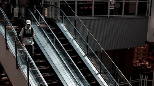 Sejarah Mall Klender: Dari Pusat Perbelanjaan Populer hingga Saksi Kerusuhan, Tragedi Kebakaran: Ratusan Jiwa Melayang, Misteri dan Kisah Mistis Pasca-Tragedi, Mall Klender sebagai Destinasi Wisata Sejarah, Pelajaran dari Tragedi Mall Klender, Mall Klender dan Kisah Korban yang Masih 'Berteriak' Minta Tolong