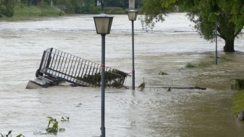 Setiap Hujan Takut Banjir? Ternyata Mood Kamu Bisa Lebih Tenang Kalau Sungainya Direvitalisasi!