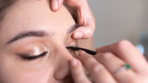 Susah Bikin Eyeliner Simetris? Ini Tips Anti-Gagal dari Makeup Artist Profesional