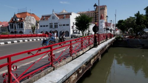 Sejarah Jembatan Merah Surabaya, Asal-Usul Legenda Mbok Rondo, Penampakan dan Cerita Mistis, Daya Tarik Wisata Jembatan Merah, Makna Budaya dan Kepercayaan Lokal, Tips Mengunjungi Jembatan Merah, Kenalkah dengan Mbok Rondo? Sosok Misterius Penunggu Jembatan Merah Surabaya