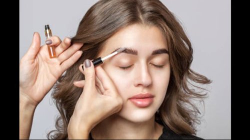 Pensil Alis vs Eyebrow Gel, Mana yang Lebih Cocok untuk Kamu?