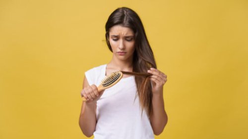 Rambut Rontok Bikin Panik? Ini 7 Perawatan Sederhana Pakai Bahan Alami