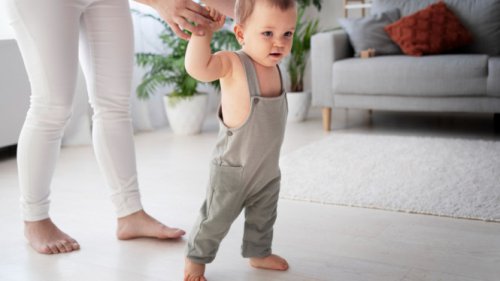 Tradisi 'Tapak Embun' di Mata Masyarakat, Penjelasan Medis: Cara Bayi Belajar Jalan, Apakah Embun Punya Pengaruh?, Waspadai Risiko 'Tapak Embun', Cara Medis yang Aman agar Bayi Cepat Jalan, Bayi Ditaruh di Atas Embun Biar Cepat Jalan Hanya Sebuah Tradisi  atau Ada Dasar Medisnya?