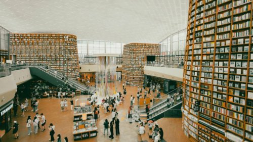 1. Perpustakaan Nasional Republik Indonesia, 2. Perpustakaan Cikini (Taman Ismail Marzuki), 3. Perpustakaan Kementerian Pendidikan, Kebudayaan, Riset, dan Teknologi (Kemendikbudristek), 4. Freedom Institute Library, 5. Perpustakaan Jakarta (PerpusJak), Tips Mengunjungi Perpustakaan Estetik di Jakarta, Perpustakaan di Jakarta Ini Dibuka untuk Umum, Nuansanya Estetik Banget!
