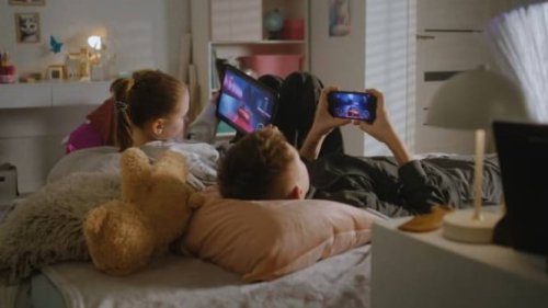 Top 6+ Tips Ampuh Mengurangi Screen Time untuk Keluarga Modern, Jangan Sampai Si Kecil Kecanduan Gadget!