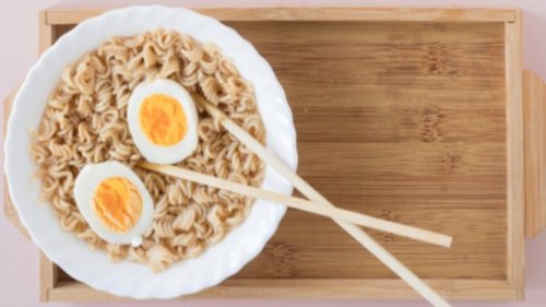 Benarkah Makan Mi Instan dan Telur Bisa Sebabkan Kemiskinan?