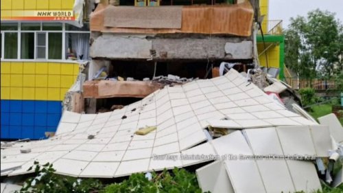 Bahaya Lari Keluar Gedung Tinggi Saat Gempa, Landasan Keselamatan: Prinsip Drop, Cover &amp; Hold On, Mengapa Meja Kokoh di Dalam Gedung Tinggi Jadi Tempat Berlindung Terbaik, Panduan Praktis: Apa yang Harus Dilakukan Penghuni Gedung Saat Gempa, Rusia Dihantam Gempa, Ini Alasan Kenapa Berlindung di Bawah Meja Lebih Aman daripada Lari Keluar Gedung