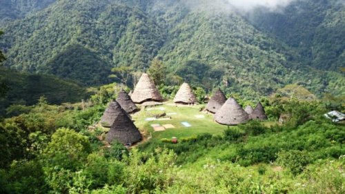 1. Danau Kakaban, Kalimantan Timur, 2. Pantai Ngurbloat, Kepulauan Kei, 3. Wae Rebo, Flores, 4. Pantai Wedi Ombo, Yogyakarta, 5. Air Terjun Lapopu, Sumba, 6. Bukit Jaddih, Madura, 7. Pantai Ora, Maluku, 8. Teluk Asmara, Malang, 9. Danau Labuan Cermin, Kalimantan Timur, 10. Bukit Holbung, Sumatera Utara, Top 10+ Destinasi Wisata Hidden Gem Indonesia yang Belum Masuk Radar Turis