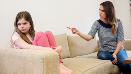 Bukan Bentuk Kasih Sayang! 7 Dampak Orang Tua Overprotective terhadap Anak