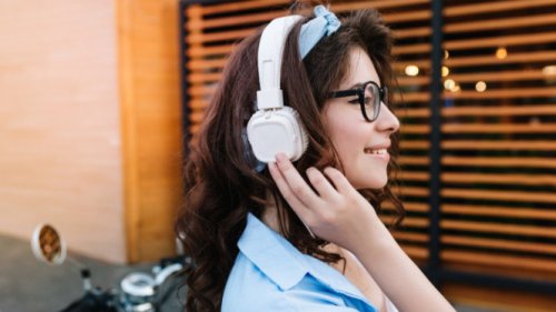 Hindari Pakai Headphone di Bandara! Ini 5 Alasan Penting dari Pakar