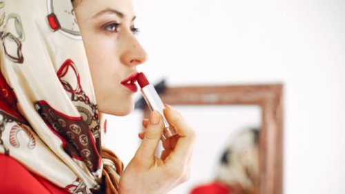 Top 5+ Warna Lipstick Terbaik untuk Usia 40-an, Bikin Kelihatan Lebih Muda!