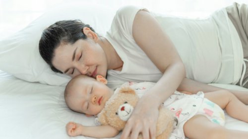 Kenapa Orang Tua Malah Ketiduran Saat Menidurkan Anak?