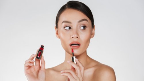 Cara Menggunakan Lip Tint untuk Bibir Merona Tanpa Terlihat Menor