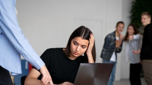Teman Kantor Iri dengan Kesuksesanmu? Begini Cara Elegan Menghadapinya Tanpa Drama!