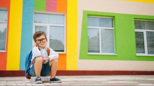 1. Cari Tahu Penyebabnya, 2. Dengarkan Ceritanya dengan Empati, 3. Bangun Komunikasi Positif dengan Guru, 4. Atur Rutinitas Pagi yang Menyenangkan, 5. Ceritakan Pengalaman Seru di Sekolah, 6. Beri Dukungan Emosional dan Pujian, 7. Konsultasikan ke Ahli, Top 7+ Cara Efektif Mengatasi Anak yang Tidak Mau Sekolah, Orang Tua Wajib Tahu!