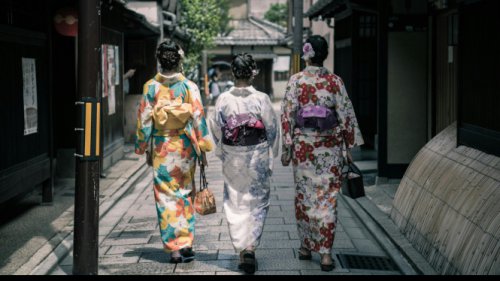 1. Kebersihan yang Nyaris Sempurna, 2. Karoshi: Meninggal karena Bekerja Terlalu Keras, 3. Hikikomori: Mengasingkan Diri dari Dunia, 4. Mukoyoshi: Mengadopsi Pria Dewasa untuk Bisnis, 5. Memakai Masker Bedah di Mana Saja, 6. Mesin Penjual Otomatis di Setiap Sudut, 7. Shinkansen: Kereta Tercepat di Dunia, 8. Budaya Membungkuk (Ojigi), 9. Onsen: Mandi Bersama di Pemandian Air Panas, 10. Tidur di Tempat Umum (Inemuri), Top 10+ Hal yang Normal di Jepang Tapi Aneh di Indonesia, Ngalamin Gak?