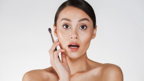 Beda Warna Wajah dan Leher? Begini Cara Menyamakan dengan Makeup