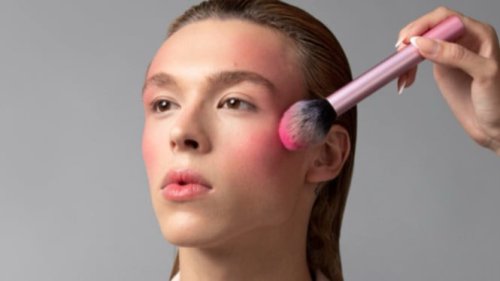 Cara Memakai Blush On yang Tepat untuk Masing-Masing Bentuk Wajah
