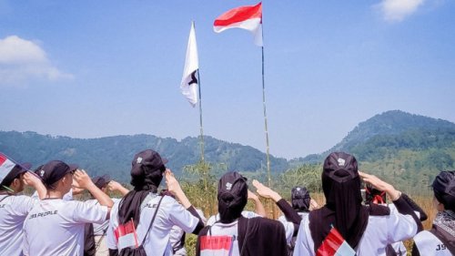 Serunya Kibarkan Merah Putih di Atas Puncak Bukit, Cara Tak Biasa Rayakan HUT RI