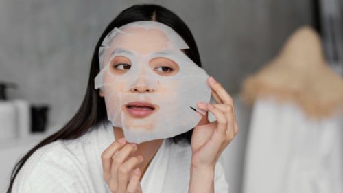 1. Mediheal Tea Tree Essential Mask, 2. Dr. Jart+ Cicapair Sensitive Skin Serum Mask, 3. Some by Mi Retinol Intense Daily Mask, 4. Biodance Bio-Collagen Real Deep Mask, 5. Beauty of Joseon Centella Calming Mask, 6. Innisfree My Real Squeeze Mask (Tea Tree), 7. Tonymoly I&rsquo;m Tea Tree Mask, 8. Etude House SoonJung Panthensoside Sheet Mask, Top 8+ Sheet Mask Sehari-Hari untuk Atasi Kemerahan dan Jerawat di Wajah