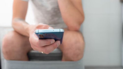 Top 7+ Bahaya Duduk Terlalu Lama di Toilet Sambil Main HP, Nomor 3 Bikin Merinding!