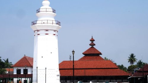 1. Simbol Akulturasi Budaya yang Megah, 2. Benarkah Dibangun Tanpa Paku? Sebuah Kisah Taktik Arsitektural, 3. Menara Masjid: Mercusuar Spiritual dan Arsitektur Unik, 4. Makam Para Sultan dan Kerabat Kesultanan Banten, 5. Serambi Masjid: Ruang Sosialisasi dan Kekuatan Komunitas, Top 5+ Fakta Masjid Agung Banten: Misteri Pembangunan Tanpa Paku dan Kekuatan Budaya