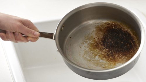 Cara Hilangkan Kerak Panci Gosong dengan 3 Bahan Dapur, Langsung Kinclong!