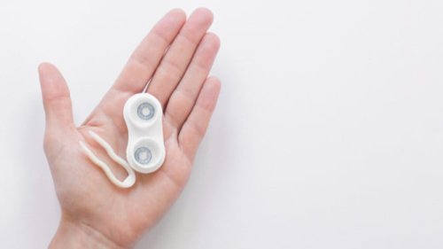 Mata Kering Saat Pakai Soft Lens? Ini Penyebab dan Solusi Praktisnya
