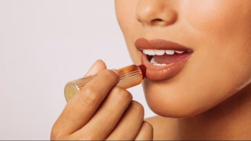 Lipstik Nude Bisa Bikin Pucat, Ini 7 Cara Pilih yang Pas untuk Kulit Sawo Matang