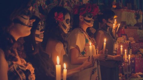 Meksiko dan Pesta Kematian: Daya Tarik Global D&iacute;a de los Muertos, Menelusuri Tradisi Kematian Penuh Makna di Indonesia, Tradisi Ngaben, Makna Universal di Balik Perayaan Kematian, Perayaan Kematian Unik di Meksiko, Ternyata Ada Juga di Indonesia