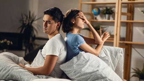 Tidur Pisah Ranjang, Tanda Hubungan Renggang atau Justru Bikin Makin Mesra?