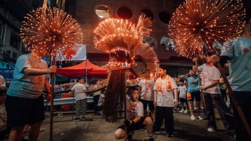Naga Api Sepanjang 67 Meter dengan 12.000 Batang Dupa Meriahkan Festival Tarian Naga Api Tai Hang 2025