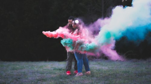 Alasan Kenapa Gender Reveal Selalu Pakai Warna Biru dan Pink