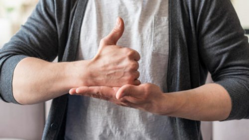 1. Mitos: Semua Individu Disabilitas Rungu Pasti Bisa Membaca Bibir, 2. Mitos: Tunarungu dan Tuli Adalah Istilah yang Sama, 3. Mitos: Orang Rungu Tidak Dapat Menyetir atau Bekerja dengan Baik, Program Teman Setara, 4. Mitos: Bahasa Isyarat Itu Universal dan Sama di Seluruh Dunia, 5. Mitos: Komunikasi Terbaik adalah dengan Berteriak atau Berbicara Lebih Keras, Stop Stigma! 5 Mitos Tentang Disabilitas Rungu yang Harus Dihentikan