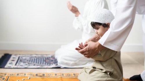 Bunda Wajib Tahu, Ini Cara Efektif Menanamkan Cinta Shalat Sejak Usia Dini!