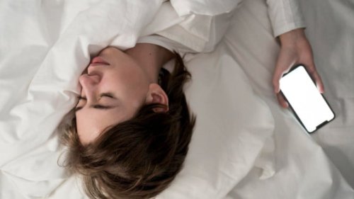Jangan Taruh Ponsel di Samping Saat Tidur! Risiko Kanker Mengintai