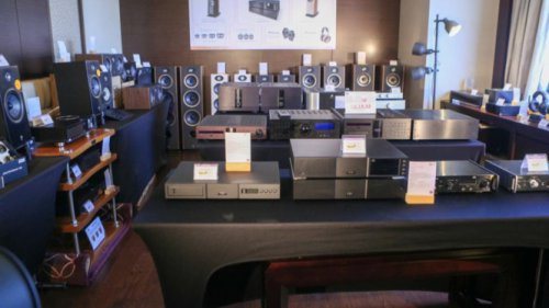 1. Mulai Dari Headphone atau Earphone Berkualitas, 2. Pertimbangkan DAC / Dongle Kecil, 3. Dengarkan Banyak Genre, 4. Mulai Bangun Ruang Mendengarkan Sederhana, 5. Jangan Terburu-buru Upgrade, Cara Memulai Hobi Audio High-End Tanpa Harus Langsung Mahal