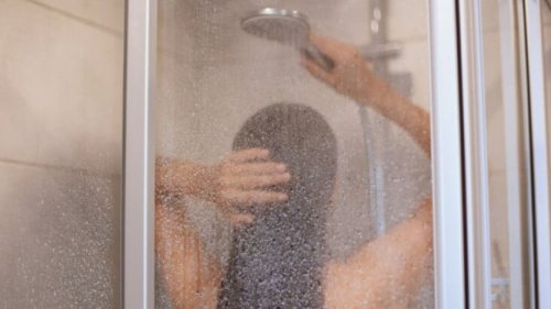 Tips Ampuh Membersihkan Kaca Shower dari Noda dan Bercak Air, Langsung Kinclong