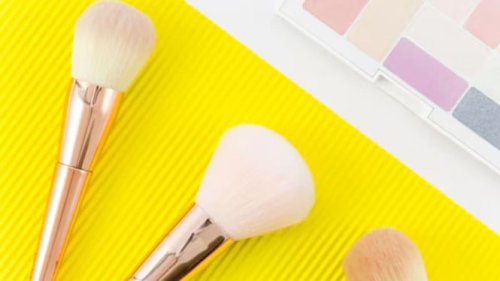 Awas Sarang Bakteri Penyebab Jerawat! Cara Membersihkan Kuas Makeup dan Beauty Blender yang Benar