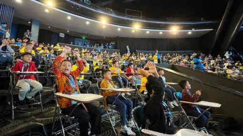 Penyelenggara Kompetisi Bahasa Inggris Tingkat Nasional, 1. Melatih Kepercayaan Diri dan Keberanian, 2. Mengajarkan Anak Mengelola Tekanan, 3. Menumbuhkan Mental Tangguh dan Sportivitas, 4. Mengembangkan Keterampilan Sosial, 5. Membuka Jalan Beasiswa, Top 5+ Dampak Kompetisi bagi Tumbuh Kembang Anak, Tak Sekadar Soal Menang dan Kalah
