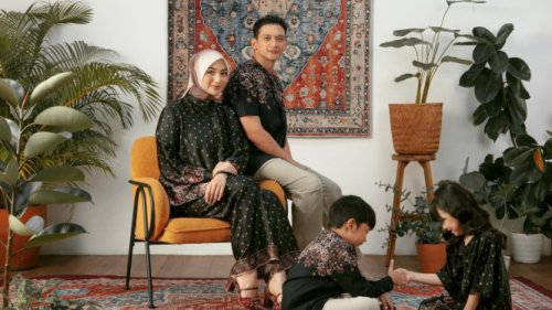 Inspirasi Busana Lebaran Keluarga dari Rezky Aditya dan Citra Kirana