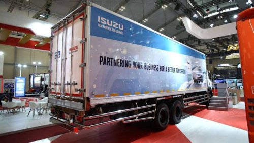 Isuzu GIGA FVM Dipamerkan di GIIAS 2025, Dukung Bisnis Cold-Chain