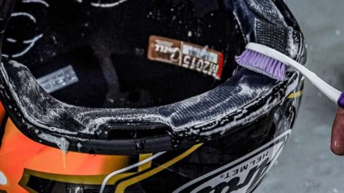 Cara Mencuci Helm Premium Sendiri di Rumah, Tidak Boleh Asal