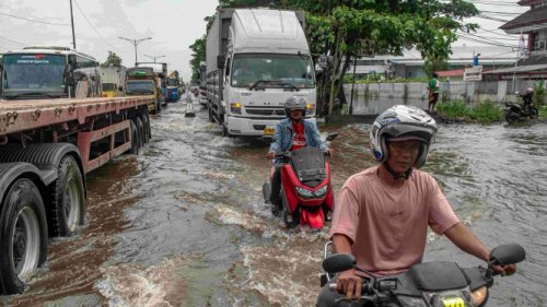 Tips Berkendara Motor yang Aman Saat Cuaca Ekstrem