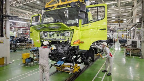 Terpukul Impor Truk Cina, Jumlah Produksi Hino Turun di 2025